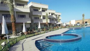 Outdoor pool - Muhanna Al Senafi (Al Khiran)