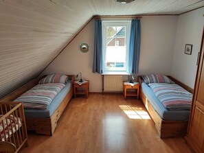 Unclassified image, 4 of 20, button - Treasure chest O, Germany (Wangerland)