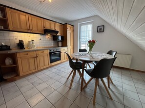 Kühlschrank, Mikrowelle, Ofen, Geschirrspüler