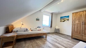 3 bedrooms, travel crib, WiFi