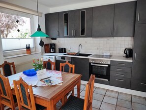 Kühlschrank, Mikrowelle, Ofen, Geschirrspüler