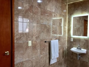 Dusche, kostenlose Toilettenartikel, Handtücher, Seife