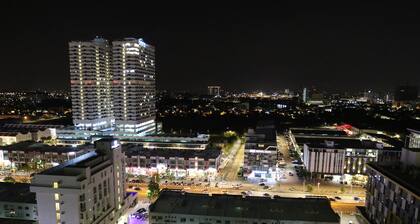 1 bedroom condominium, 1 to 6 guests, 1 bath room, living and kitchen area.