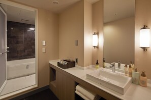 Ducha y bañera combinadas y artículos de higiene personal gratuitos