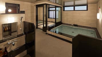 Sauna, hot tub