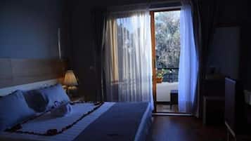 Desk, iron/ironing board, free rollaway beds, free WiFi