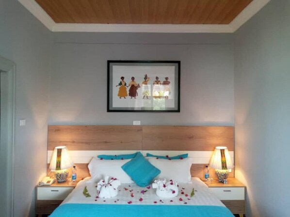 Desk, iron/ironing board, free rollaway beds, free WiFi