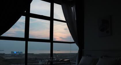 2 bedroom luxury condominium, 1 to 12 guests, 5 beds, 2 bathroom, living room.