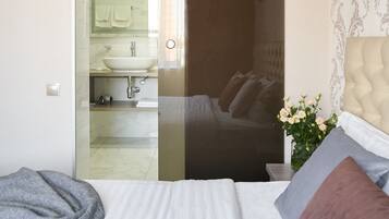 Suite, 1 Bedroom | 1 bedroom, minibar, in-room safe, desk