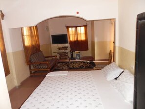 Grand Room | Desk, blackout drapes, free WiFi, bed sheets