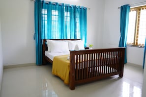 4 bedrooms, iron/ironing board, WiFi, bed sheets - River Point Luxury Inn (Athani)