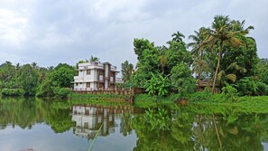 المنشأة من الخارج