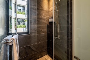Shower, free toiletries, hair dryer, slippers - Hotel Si (Taichung)
