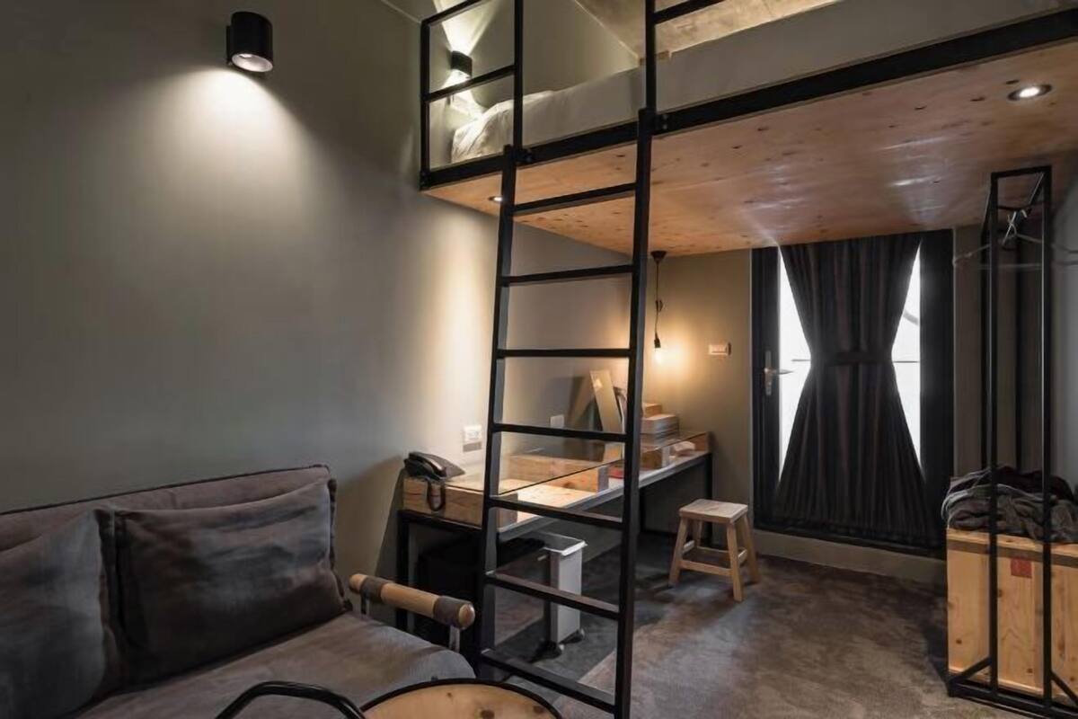 Individually decorated, individually furnished, desk, soundproofing