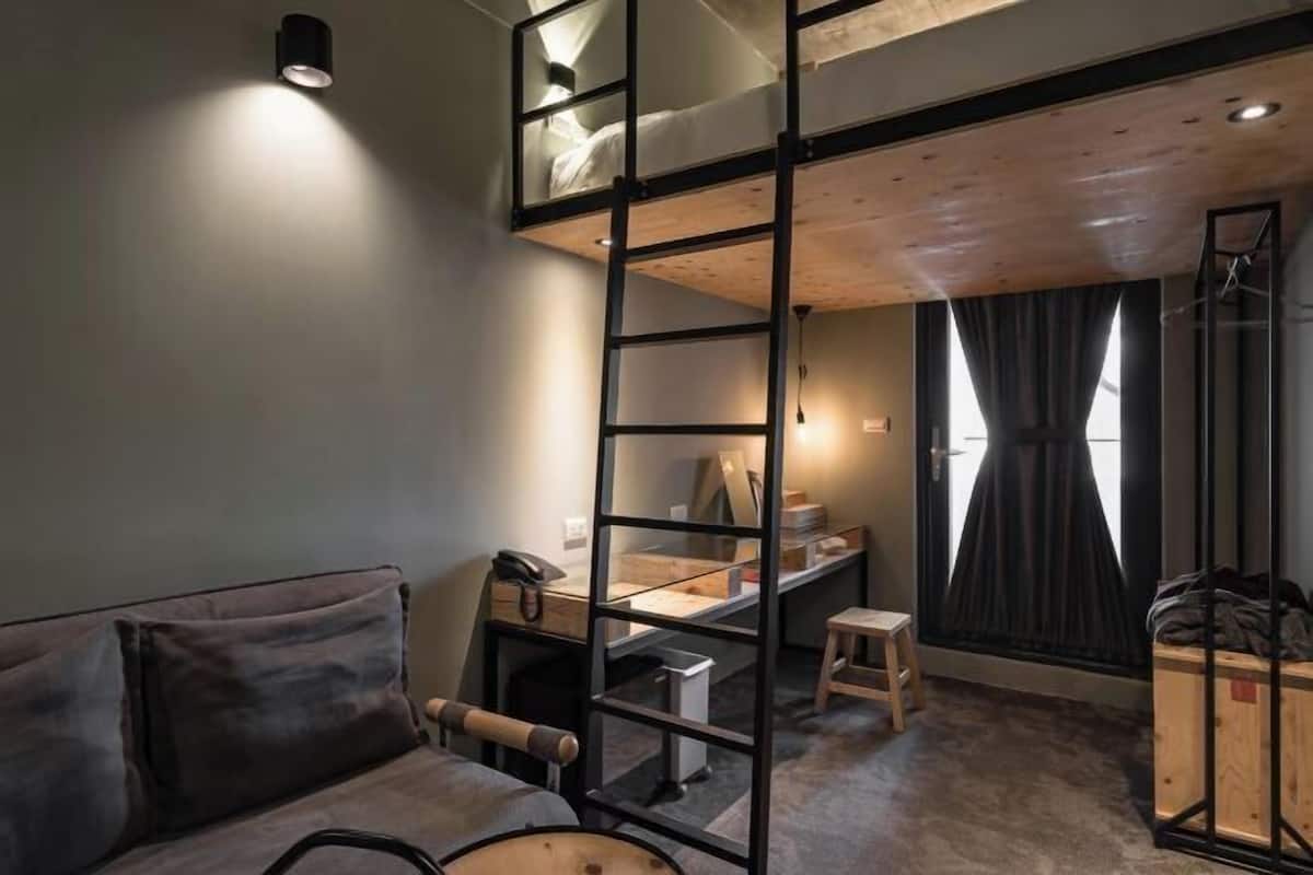 1 habitación, decoración personalizada, muebles diferentes y escritorio