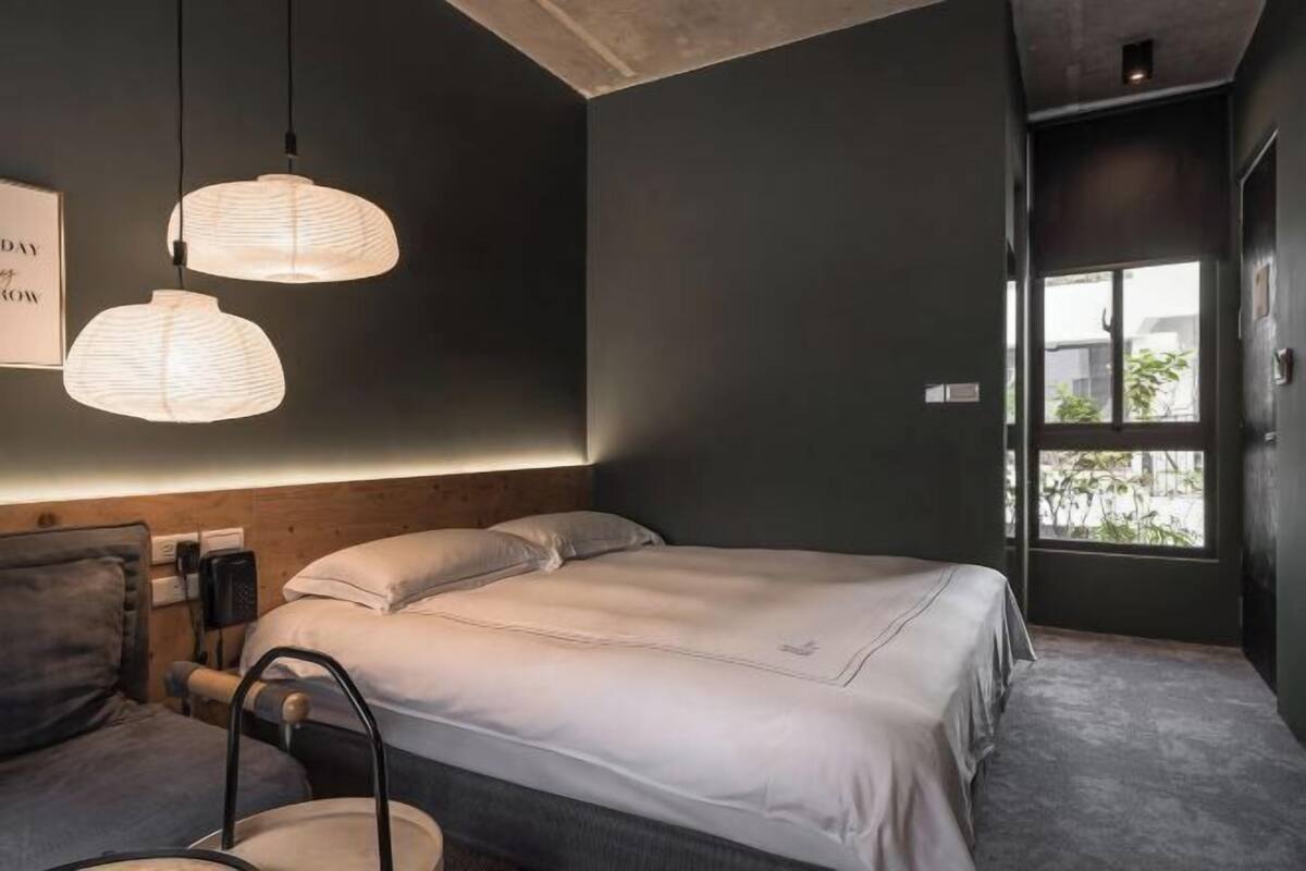 1 habitación, decoración personalizada, muebles diferentes y escritorio