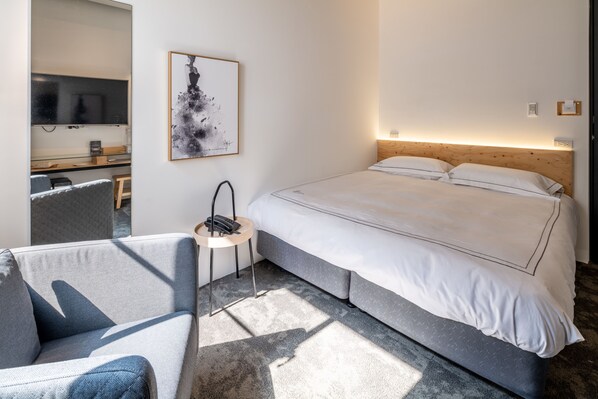 Dobbeltrom – superior | Individuelt dekorert, individuelt innredet, skrivebord og lydisolert