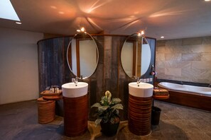 Ducha y bañera combinadas, secador de pelo, toallas y jabón