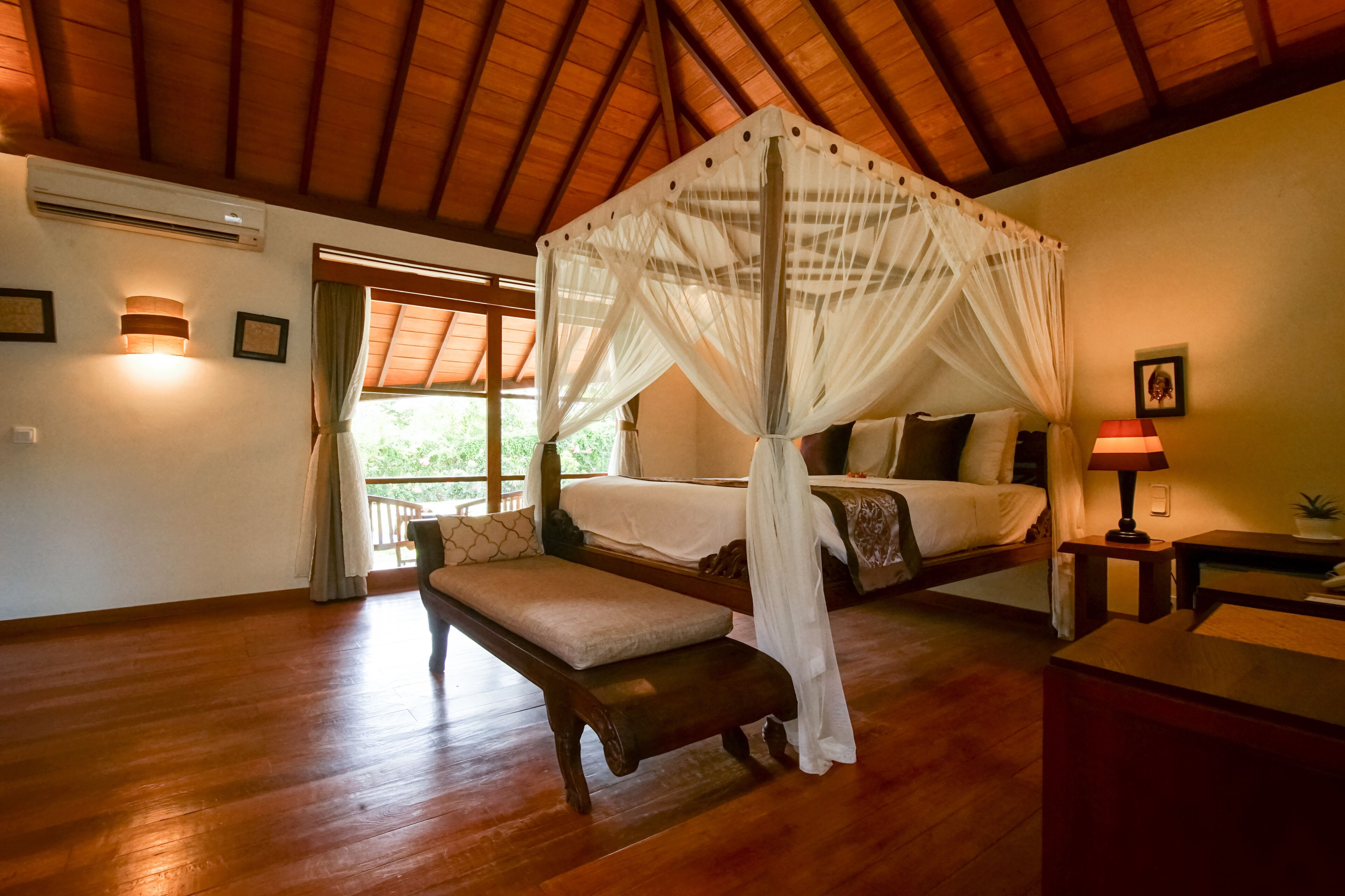 4 chambres, coffres-forts dans les chambres, fer et planche à repasser