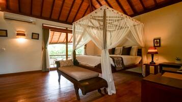 4 chambres, coffres-forts dans les chambres, fer et planche Ă repasser