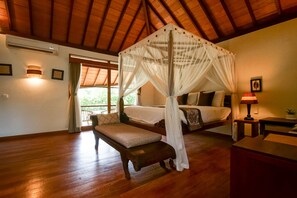 4 bedrooms, in-room safe, iron/ironing board, WiFi