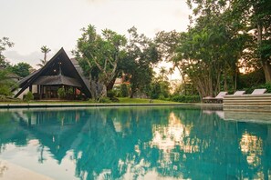 Una piscina al aire libre