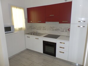 Réfrigérateur, micro-ondes, plaque de cuisson, lave-vaisselle