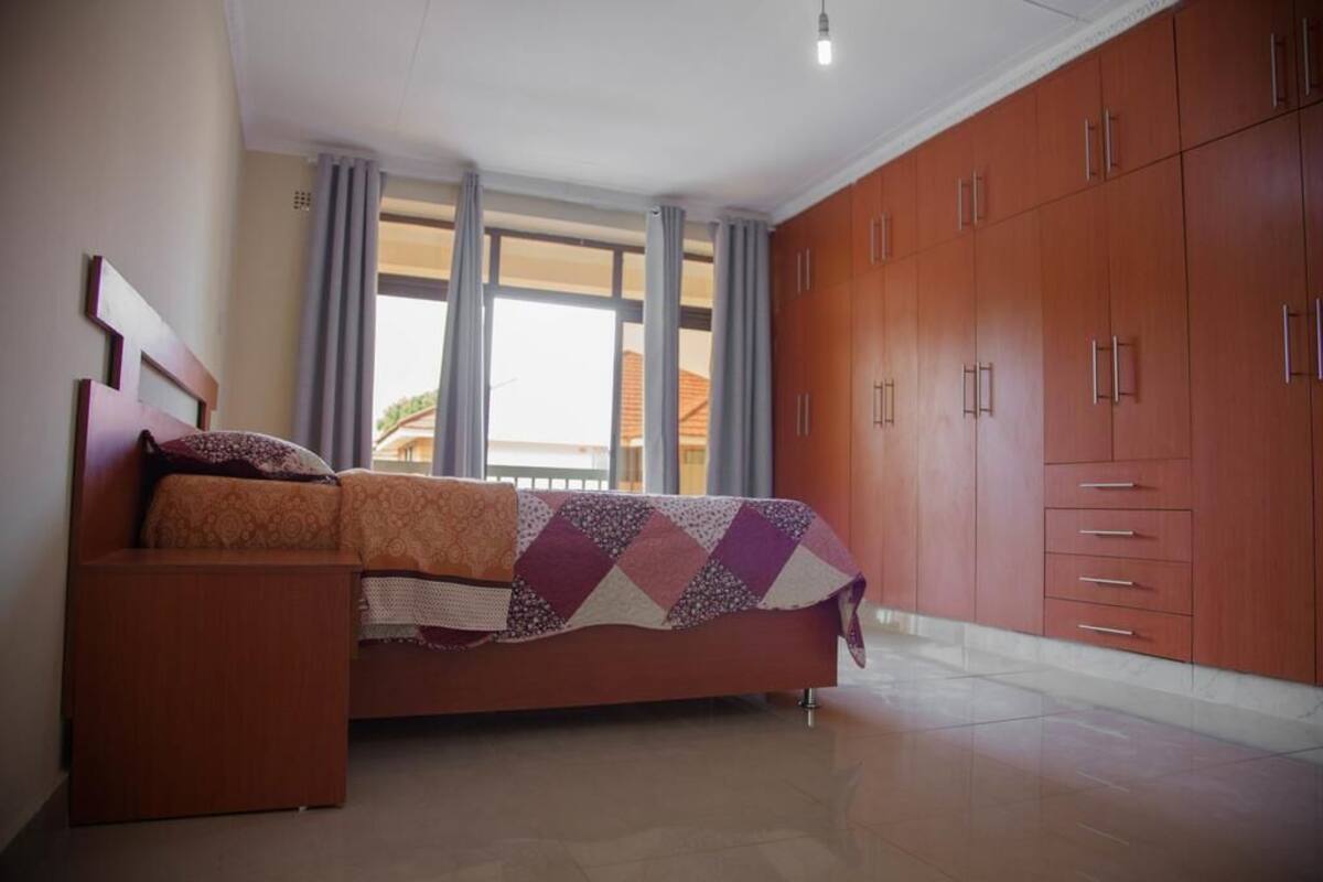 Habitación doble estándar | Espacio para trabajar con laptop y ropa de cama