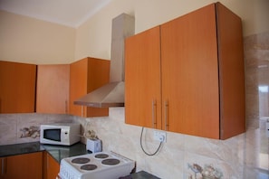 Habitación doble estándar | Cocina compartida | Refrigerador, microondas, horno y parrilla de estufa