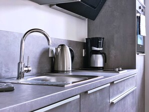 冷蔵庫、オーブン、コンロ、食器洗い機