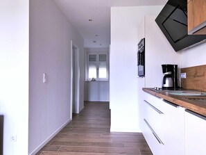 Fridge, oven, dishwasher, coffee/tea maker