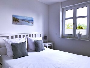 2 bedrooms, travel cot, WiFi, bed sheets