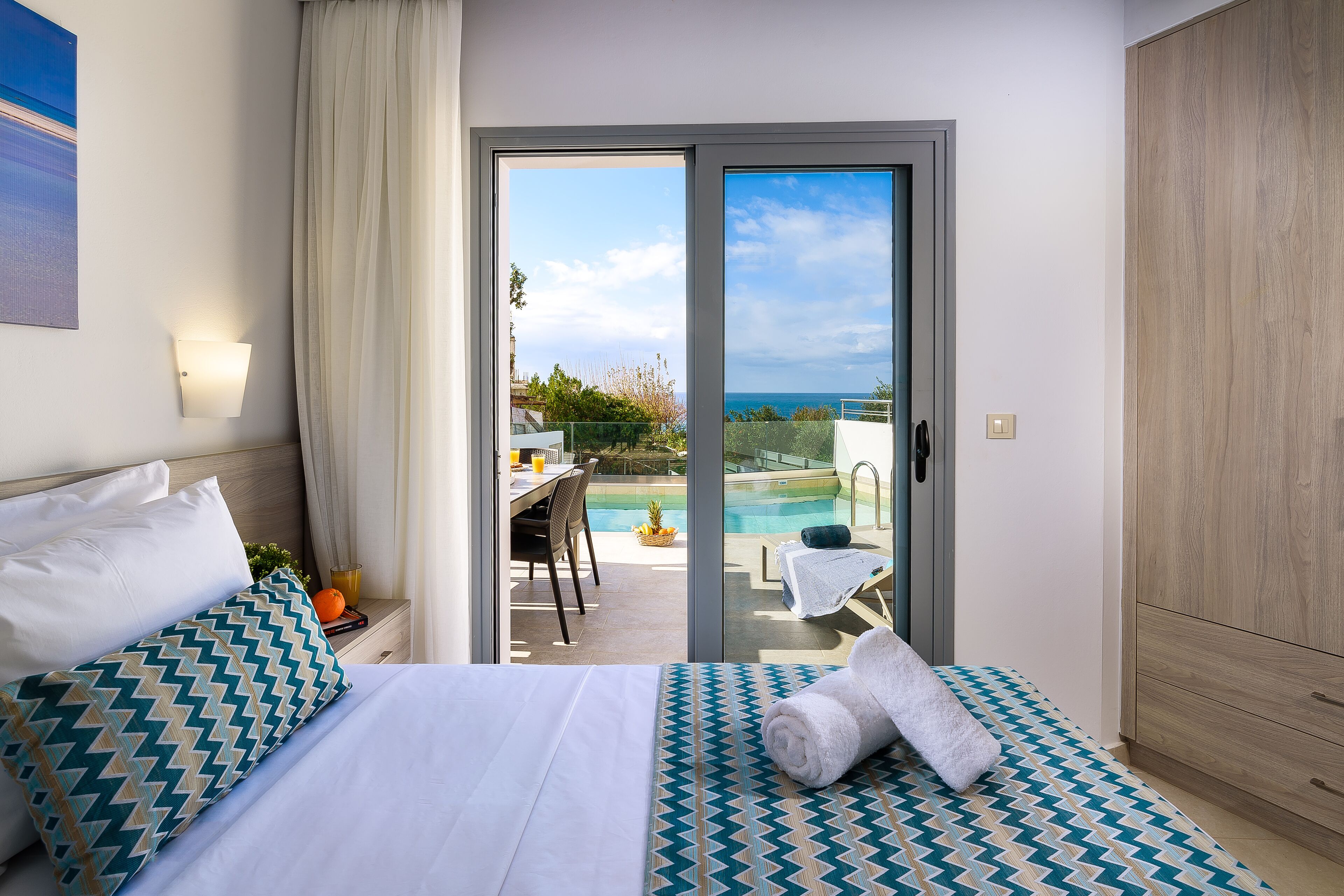 Apartamento superior, piscina particular | Vista do quarto