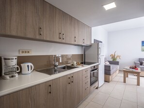 Appartamento Superior, piscina privata | Cucina privata | Frigorifero, piano cottura, macchina per caffè espresso