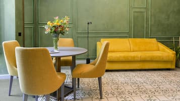 Suite Luxury | Area soggiorno | TV a schermo piatto 50 pollici con canali satellitari, TV