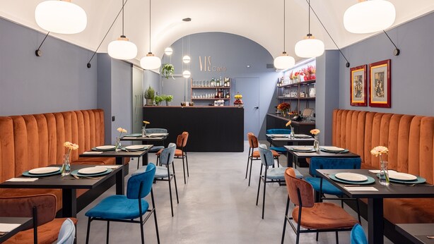A restaurant with booths and tables, a counter with a menu, and hanging lights. - Vis Urban Suites & Spa (Bari)
