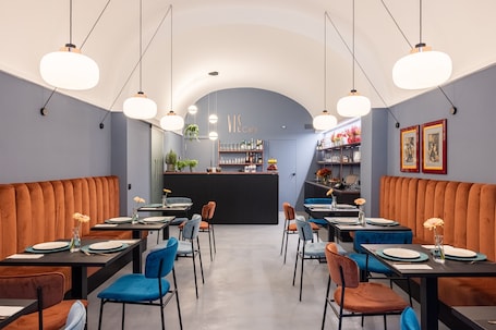 Desayuno bufé gratuito y diario. Vis Urban Suites & Spa