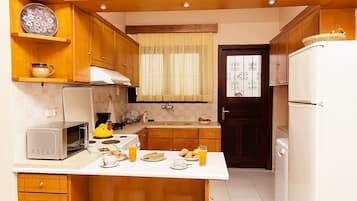 Full-size fridge, microwave, oven, dishwasher