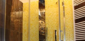 Deluxe Double Room (Corvina) | Bathroom shower