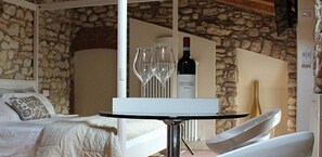 Suite (Rondinella) | Escritorio, insonorización, wifi gratis y ropa de cama 
