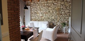 Habitación doble Deluxe (Corvina) | Sala de estar | Televisión