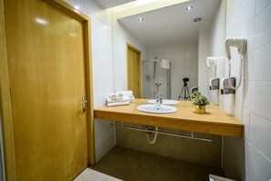 Shower, towels - Hotel Andy KM 36 (Gaiseni)