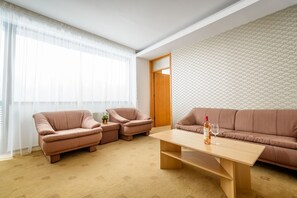 Departamento | Área de sala de estar | Televisión LCD de 60 pulgadas con canales vía satélite y televisión