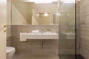 Dusche, Haartrockner, Bidet, Handtücher