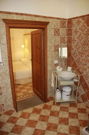 Deluxe Double Room | Bathroom amenities | Shower, rainfall showerhead, free toiletries, hair dryer - B&B Domo Florenzia (Florence)