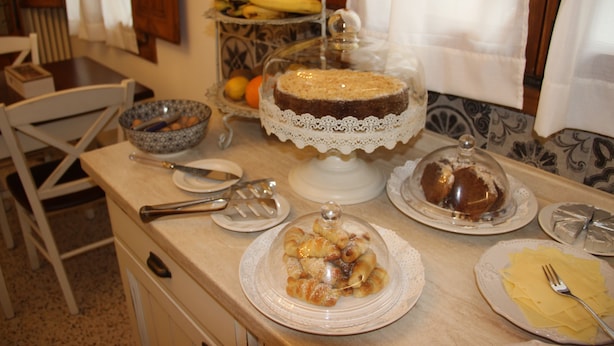 Free daily buffet breakfast  - B&B Domo Florenzia (Florence)