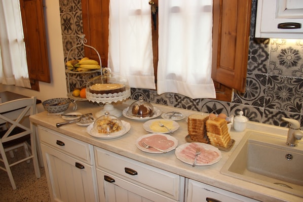 Free daily buffet breakfast