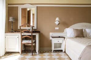 Deluxe Quadruple Room | In-room safe, individually decorated, individually furnished, desk - B&B Domo Florenzia (Florence)