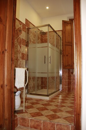 Deluxe Double Room | Bathroom | Shower, rainfall showerhead, free toiletries, hair dryer - B&B Domo Florenzia (Florence)