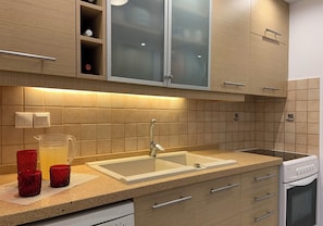 Een koelkast, een magnetron, een oven, een vaatwasser